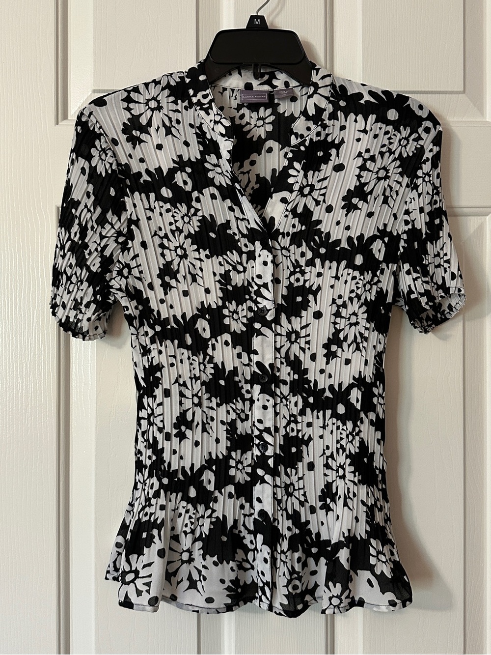 Laura Scott Black & White Floral Button-Front Pleated Top